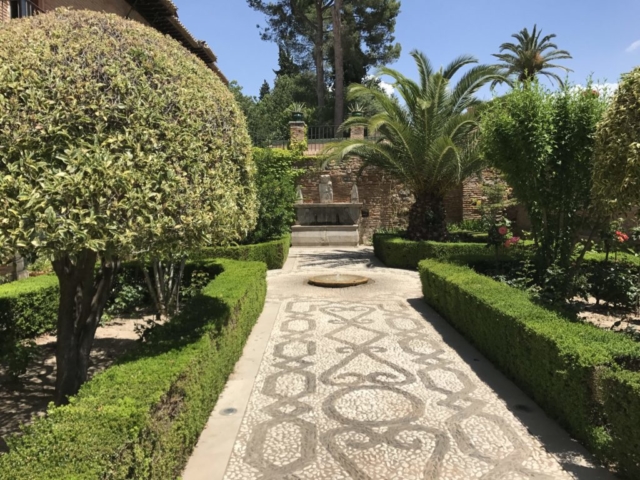 Granada - Alhambra - zelený koutek u hotelu Parador de Granada