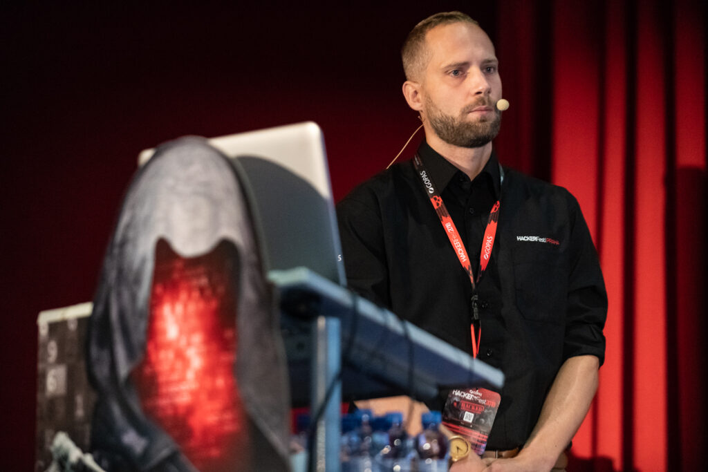 Martin Haller na přednášce na HackerFestu 2018